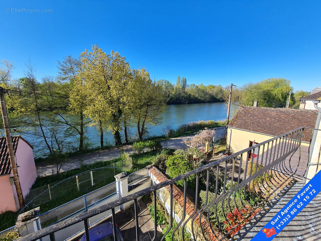 Maison à LAROCHE-SAINT-CYDROINE
