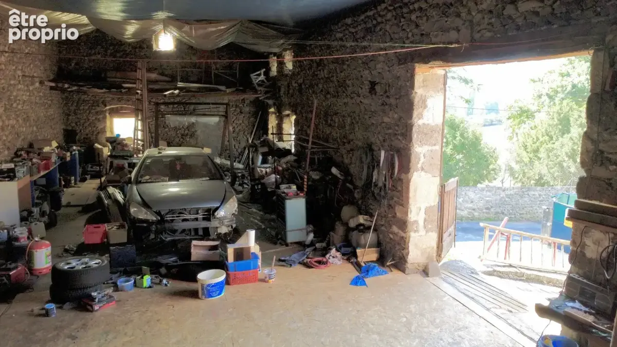 Un véritable petit fief en pierre, à l’abri des regards, offrant un cadre rare et un beau potentiel d’aménagement - photo 13
