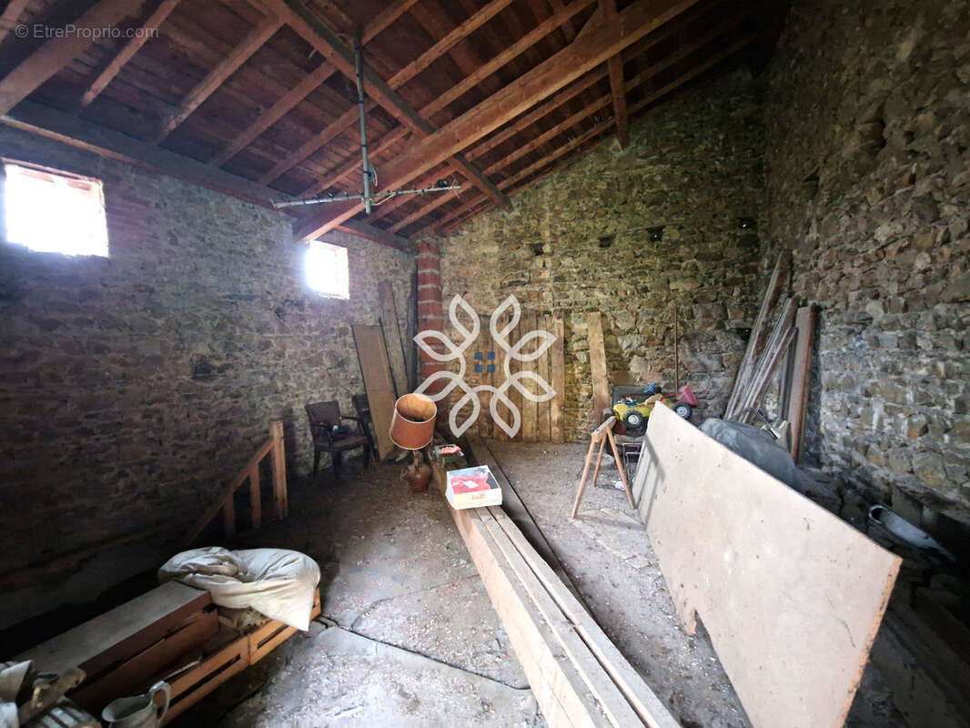 Maison avec jardin, terrasse, dépendances et fort potentiel - photo 11