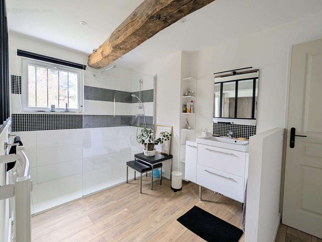 Demeure du 18ème de 289 m² avec piscine et dépendances sur terrain de 3 hectares - photo 9