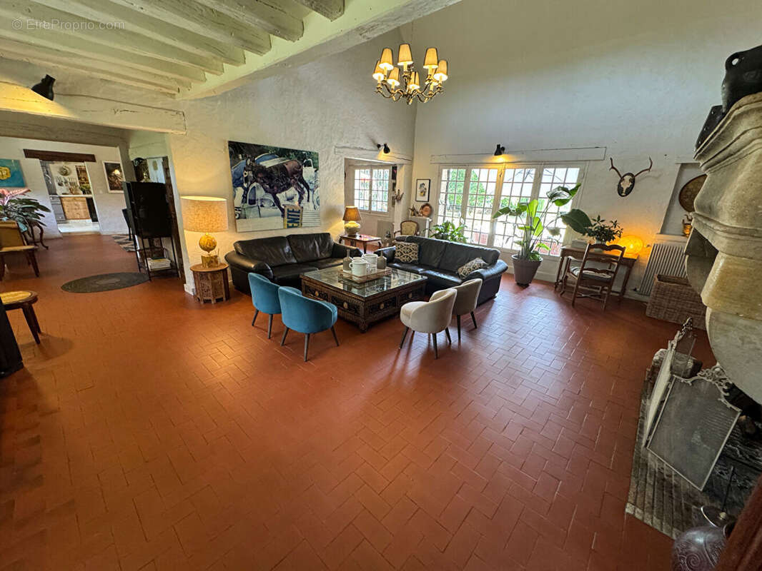 Belle propriété ancienne avec 3 corps de bâtiments  MONTFORT L 'AMAURY  12 pièces 340 m2 - photo 4