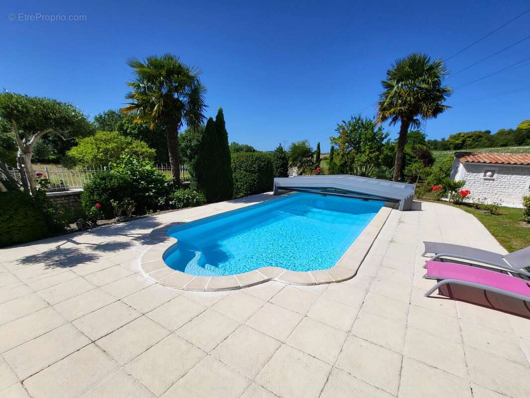 Très jolie maison familiale en pierre, comprenant 4 chambres, avec piscine et grande grange sécurisée. - photo 2