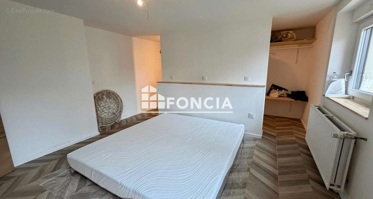 Proche Faulquemont et Saint Avold, belle maison de 160 M2 rénovée avec goût et offrant de belles prestations sur un terrain de 1 - photo 8