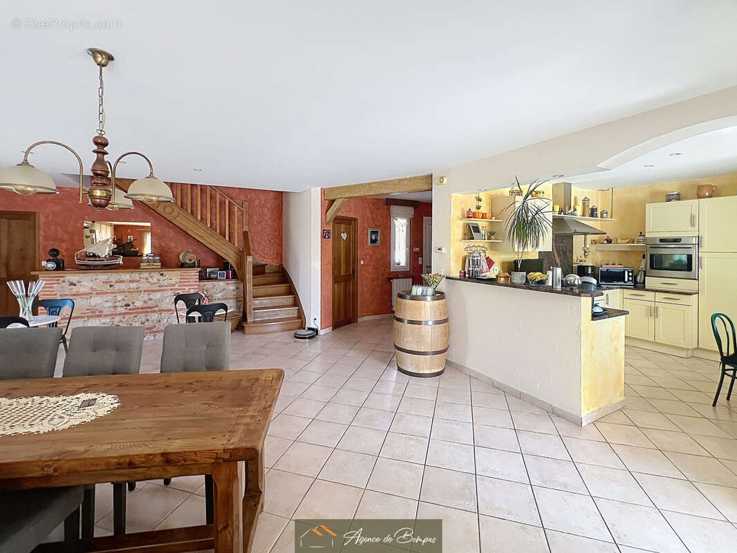 - villa 4 faces 148 m2 hbts  sur 1000 m2 de terrain -t2 independants 21 m2 - 2 garages 36 et 26 m2 - photo 8