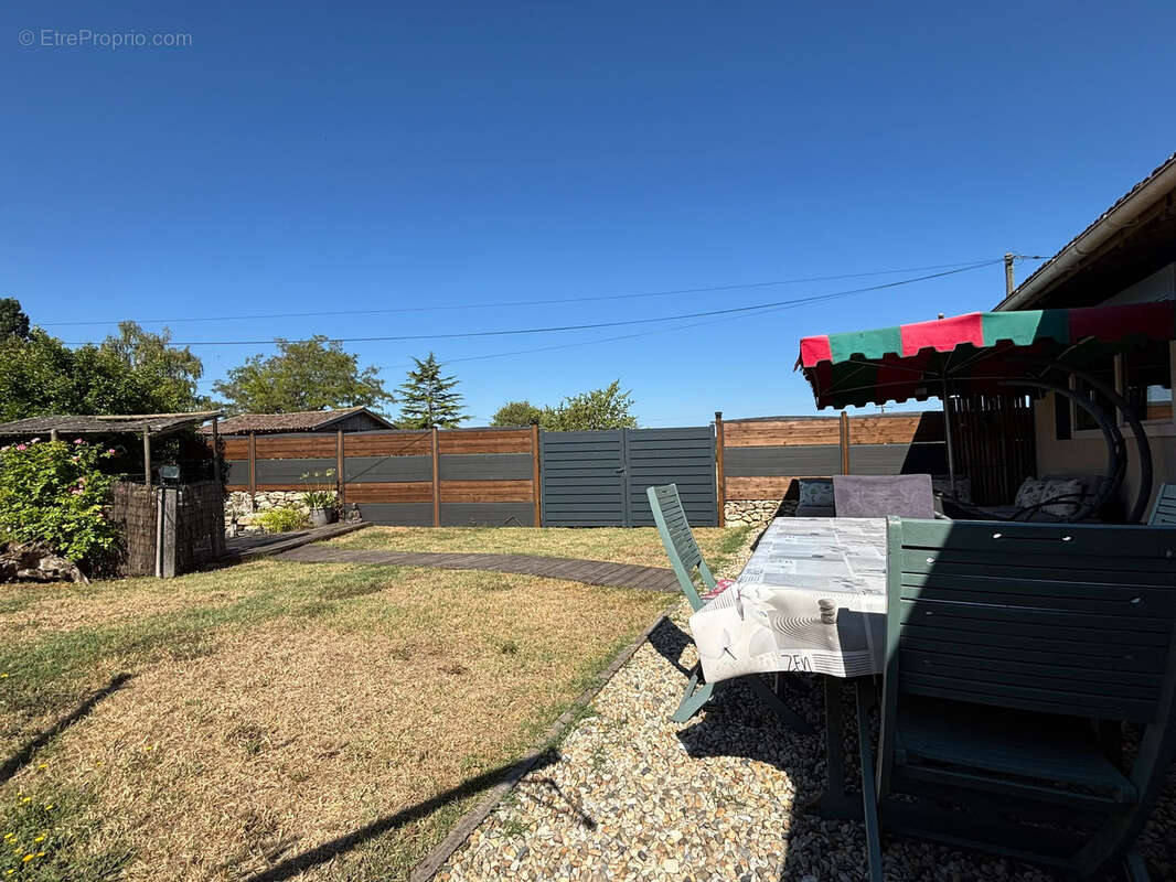 Charmante maison en pierre de 115 m2 avec grange, carport et jardin clos ! - photo 11
