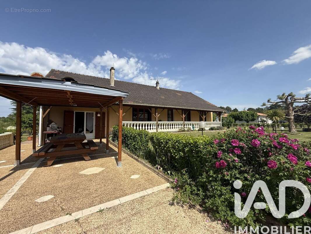 Photo 2 - Maison à ANTONNE-ET-TRIGONANT