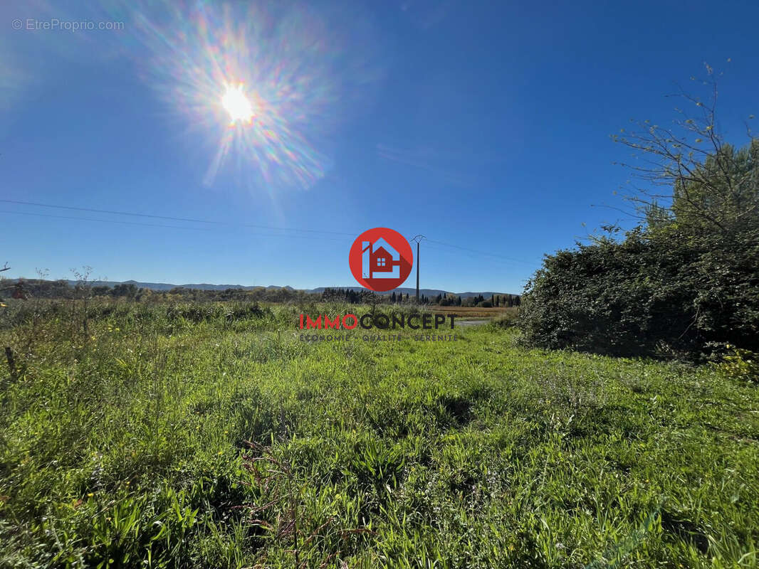 Terrain à LAUDUN-L&#039;ARDOISE