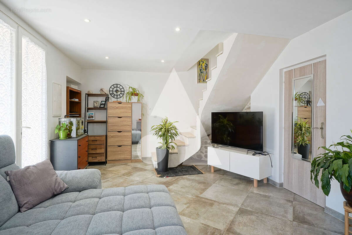 Mimet, maison T4 rénovée avec terrasses. - photo 4