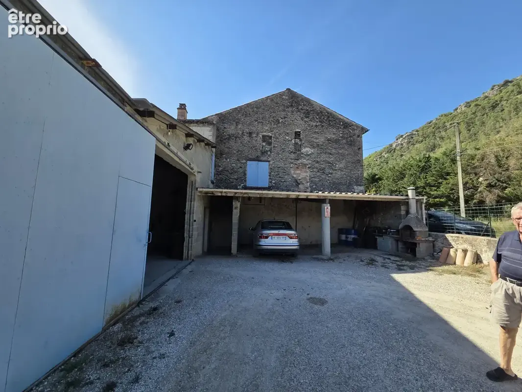 Condorcet, maison ancienne, 200 m2 de dépendances, 7800m2 terrain plat attenant. - photo 6