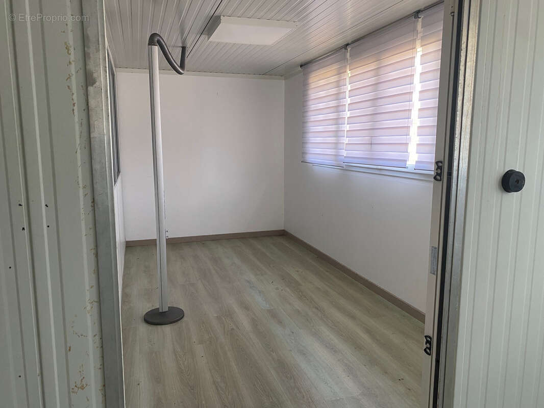 Commerce à VANXAINS