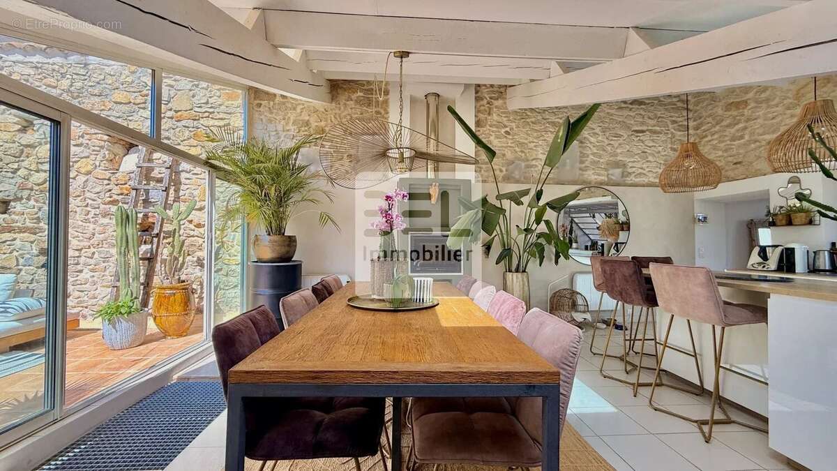 Maison à LAUDUN-L'ARDOISE