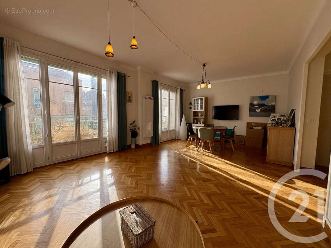 Appartement à MARSEILLE-5E