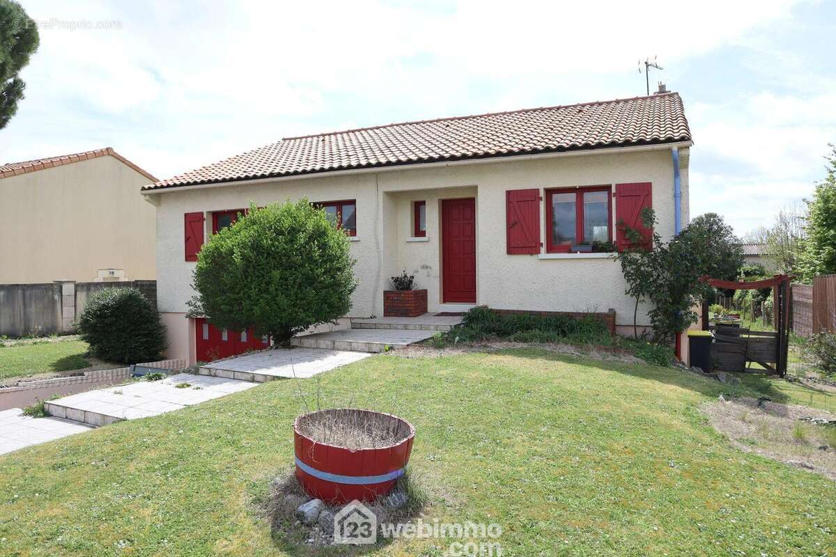 Maison sur sous-sol de 110 m2, proche des commodités. - Maison à LA VILLEDIEU-DU-CLAIN