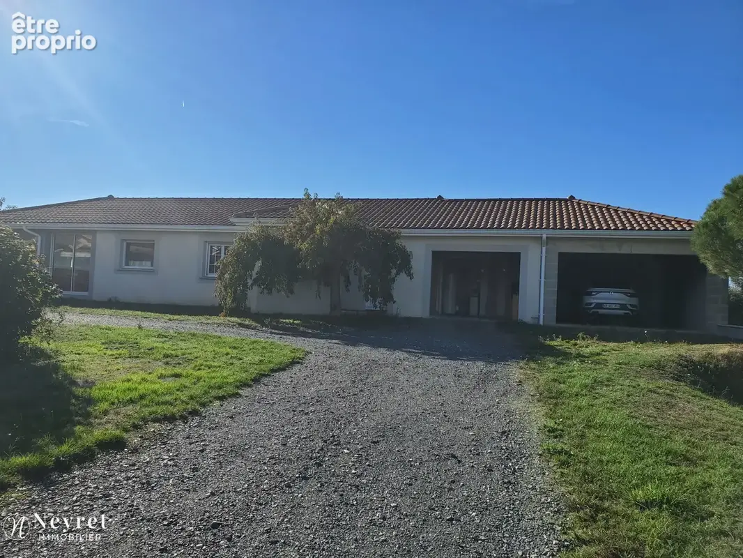 Maison 8 pièces 202 m² à vendre à Saint-Medard-En-Forez (42330) - photo 1