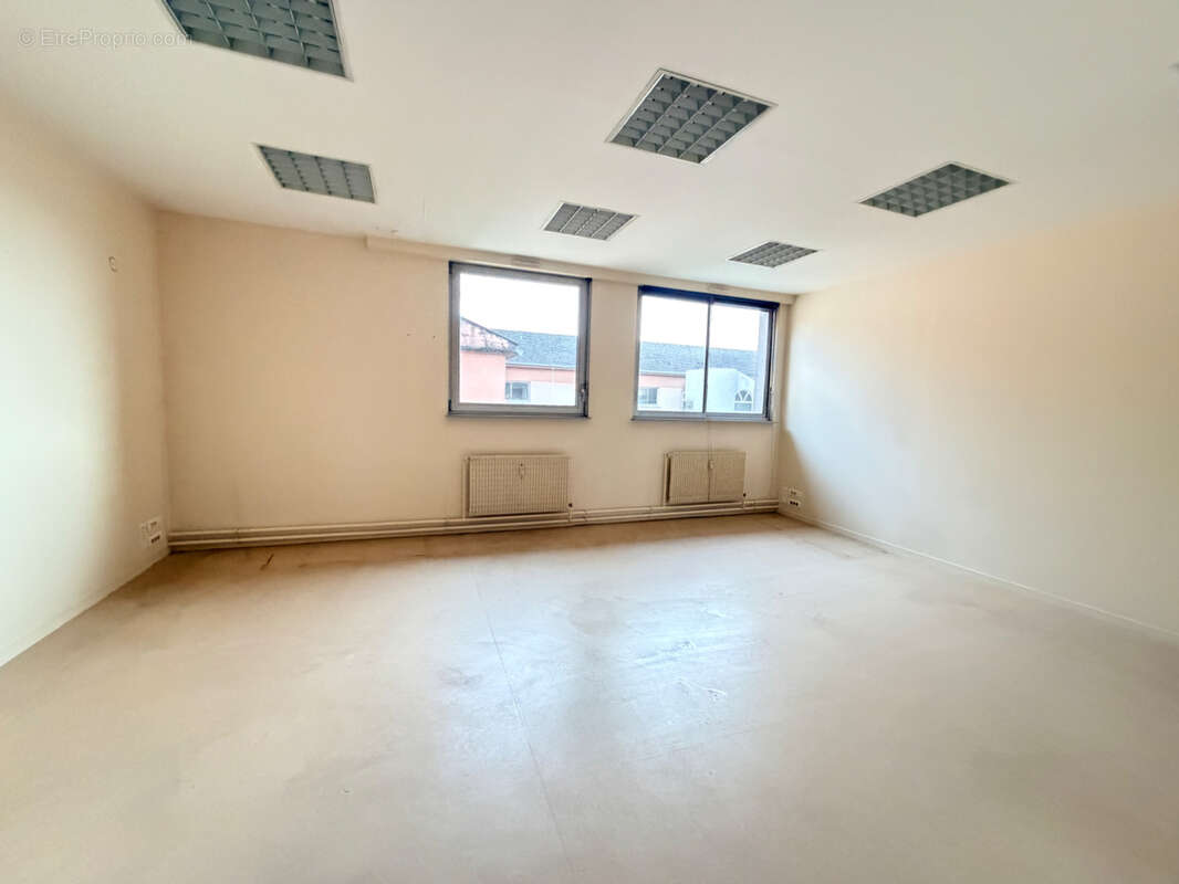 Commerce 153 m² à Besancon  - photo 4