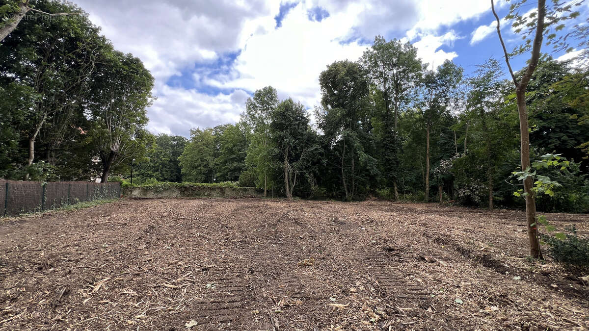 Terrain à MONTFORT-L'AMAURY