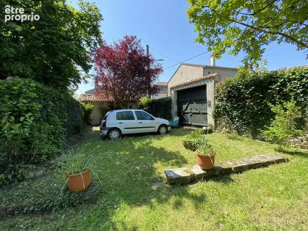 Demeure de caractère au Dorat – Une maison avec un joli jardin et un garage - photo 13