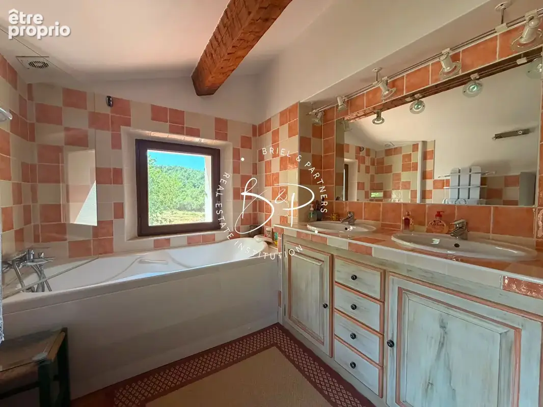 CARCES à VENDRE Bastide et bergerie en pierre au coeur d'un hameau provençal  4 chambres piscine garage sur  3300 m² de terrain  - photo 13