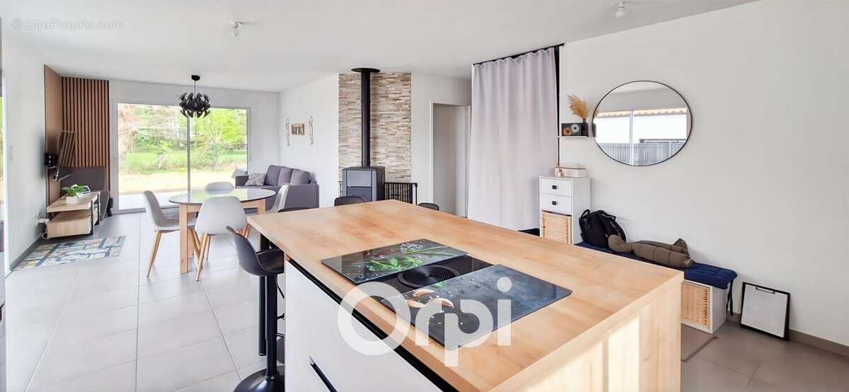 Maison à LA CHAIZE-LE-VICOMTE