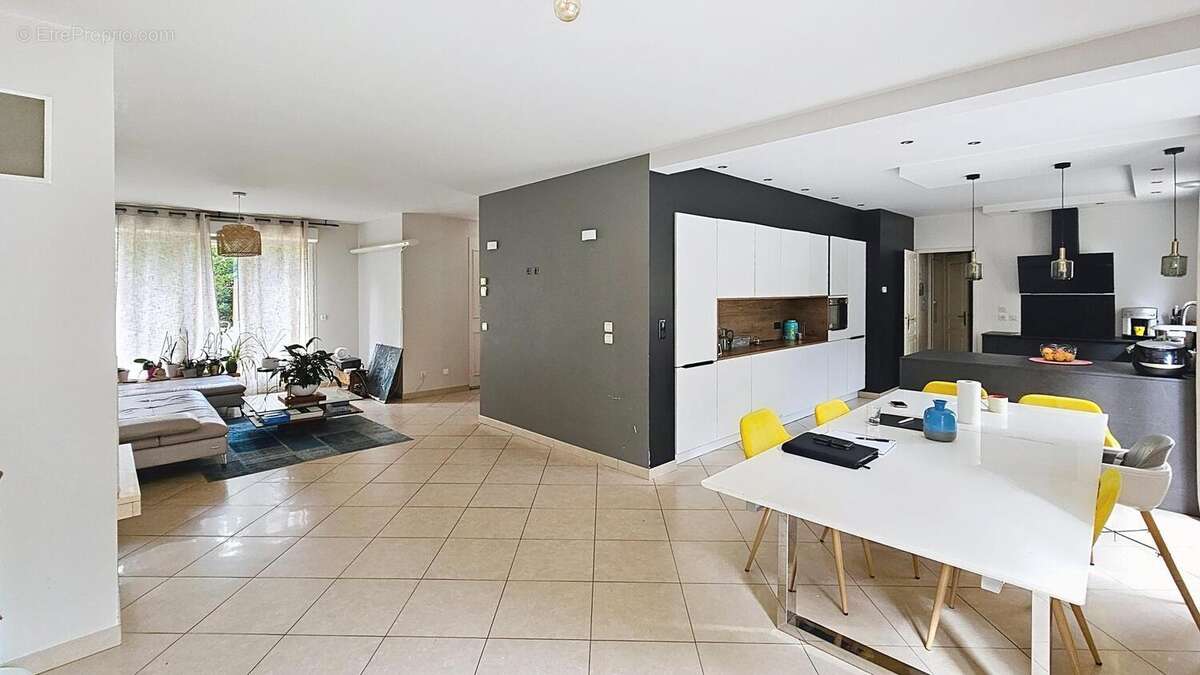 Maison 185 m² à La Ville-Du-Bois  - photo 3