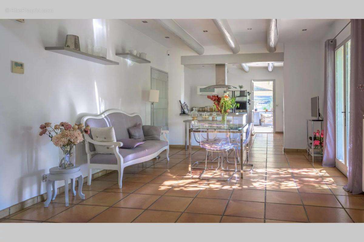 Maison 265 m² à Rognes  - photo 9