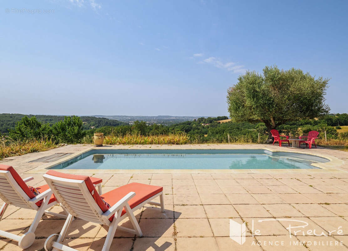 Propriété familiale de 305 m² avec terrain de 8 ha environ, piscine et belles dépendances - photo 3