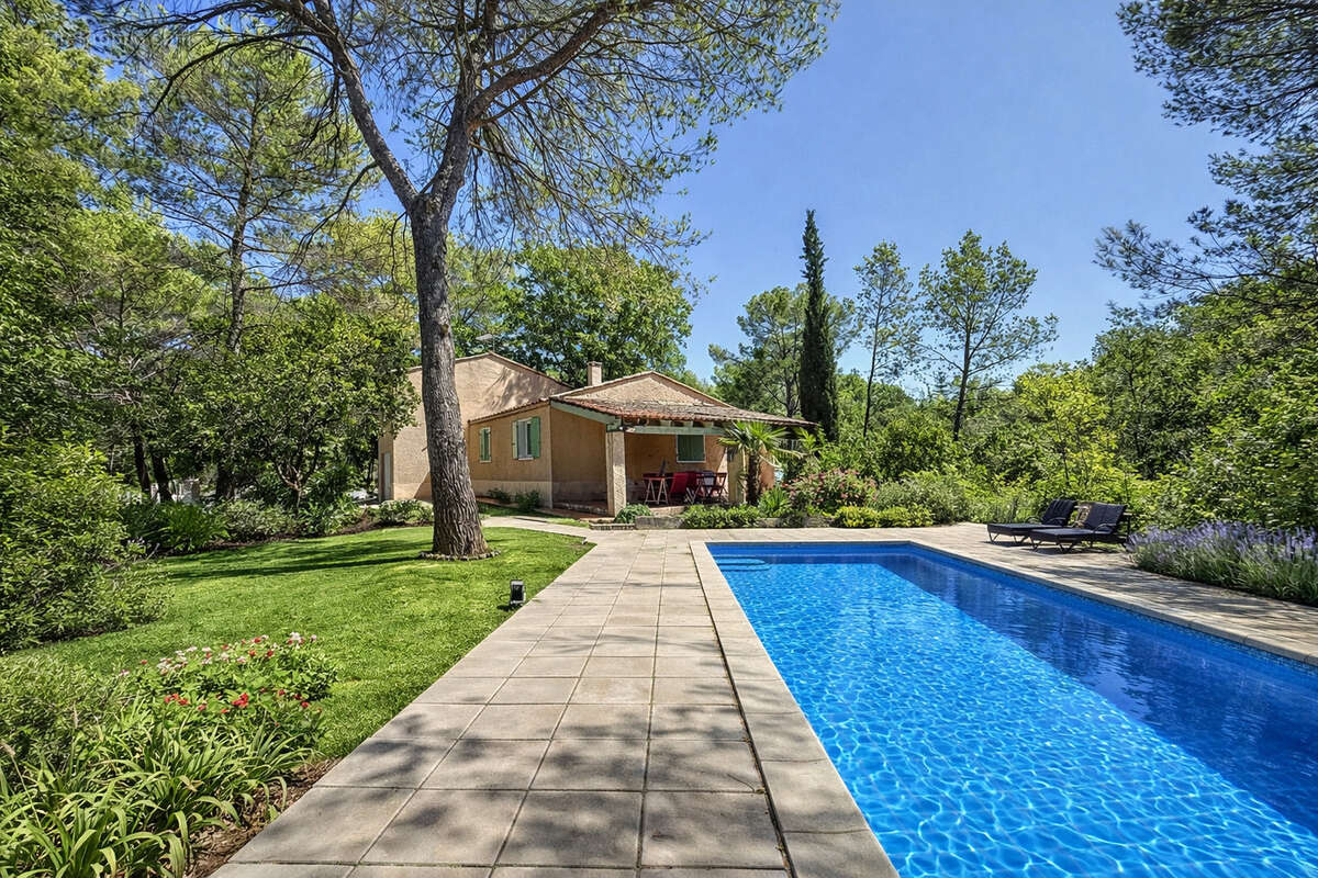 Maison à CHATEAUNEUF-LE-ROUGE