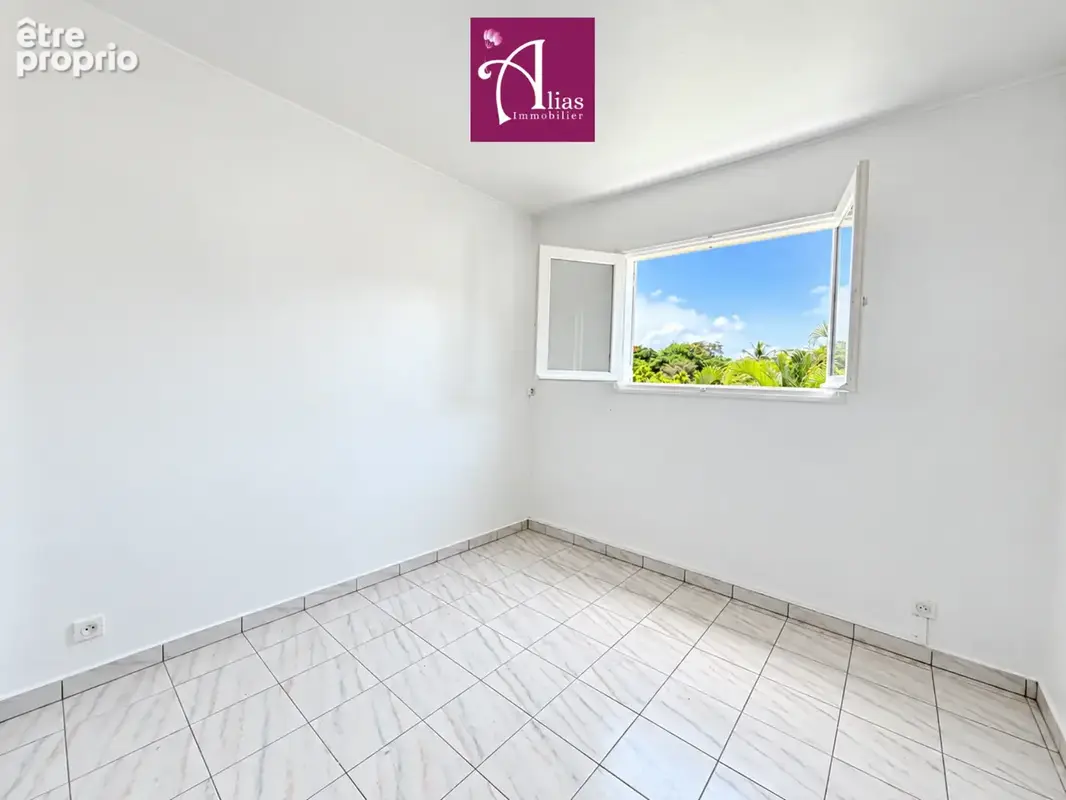 À VENDRE - Villa F4 avec petite piscine + T2 indépendant au Gosier - photo 6