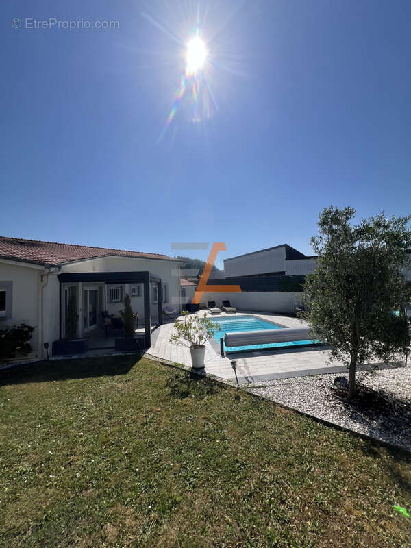 Maison individuelle contemporaine T5 RT 2012   112,38 m2  Piscine  Double garage Terrain de 670 m2 - photo 5