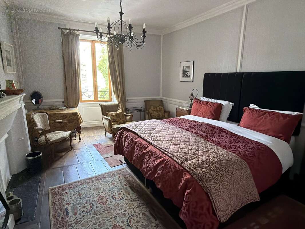 Spacieuse maison familiale située au cœur d'une ville animée, avec possibilité d'ouverture de chambres d'hôtes - photo 12
