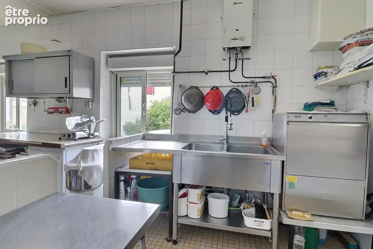 Centre-ville  hagetmau! restaurant reconnu, clientèle fidèle et murs possibles - photo 5