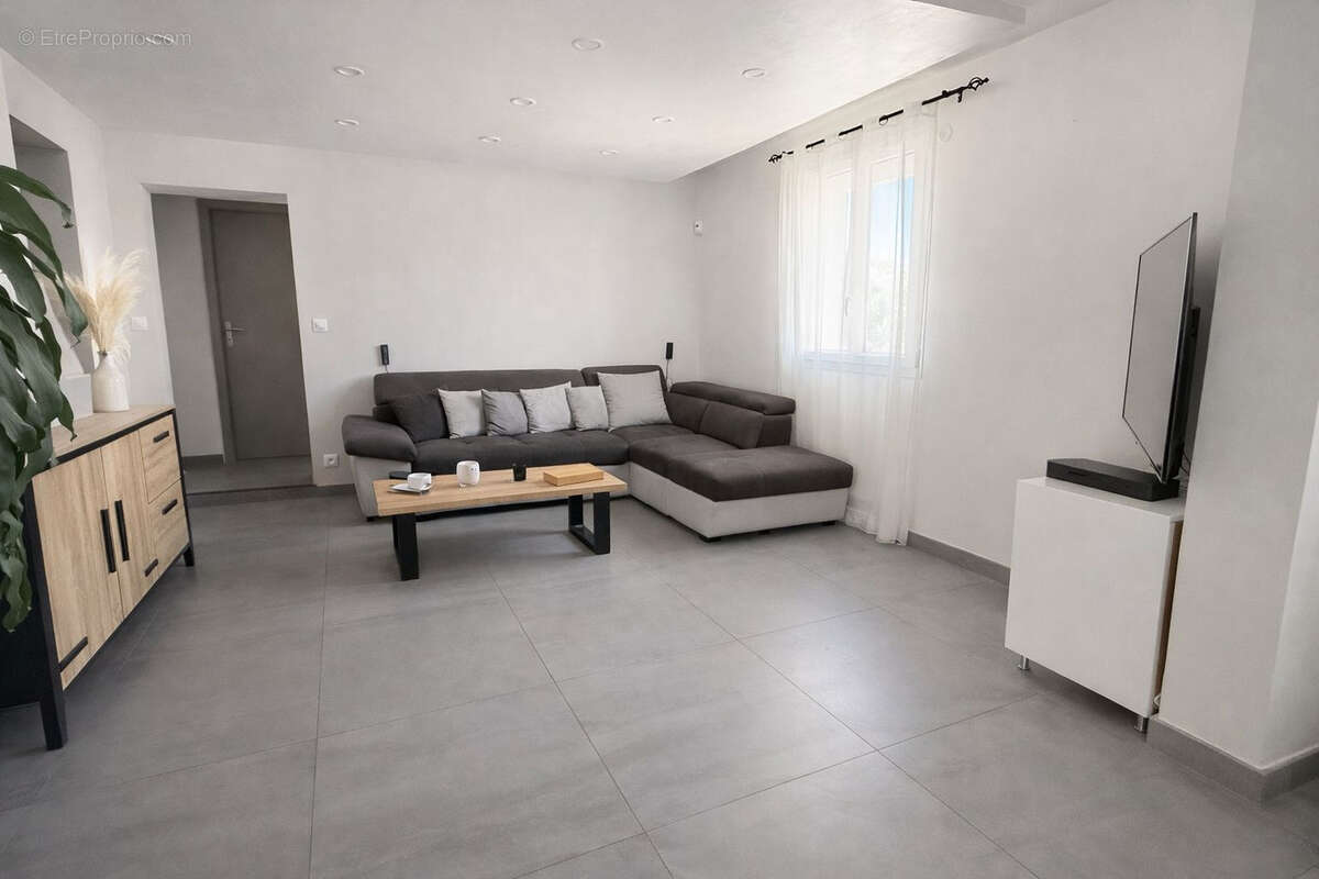 Maison à SAINT-MITRE-LES-REMPARTS