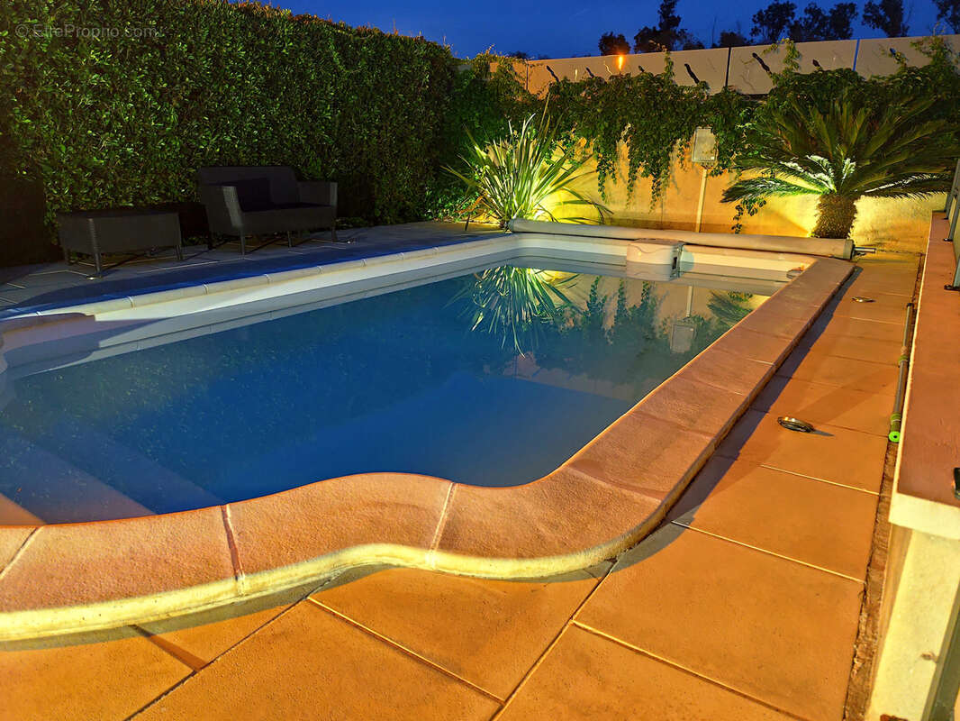 Dans un quartier résidentiel, 4 chambres - garage - piscine - photo 3