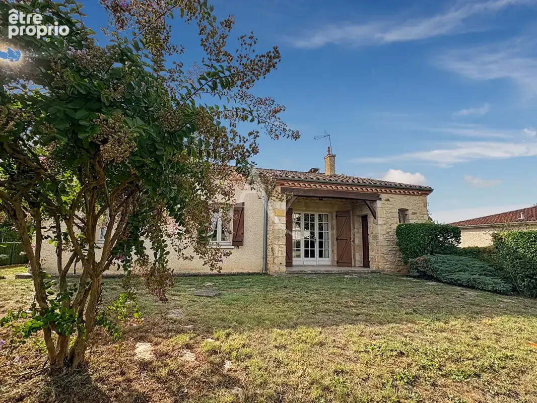 A VENDRE - Maison familiale de caractère de 185 m² avec grand garage, proche des commodités - photo 2