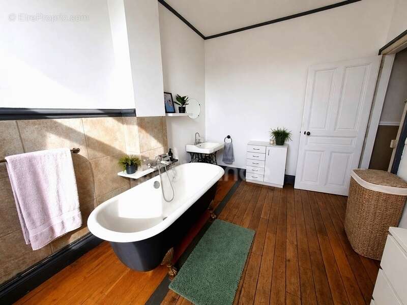 Albert – Élégante maison bourgeoise de 230 m² avec garage, cave et extérieur sans vis-à-vis - photo 13