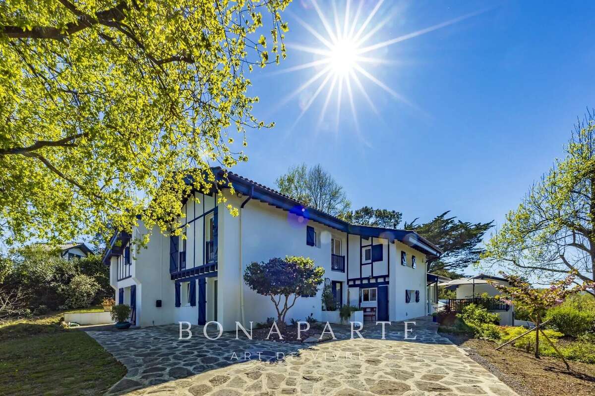 Saint-jean-de-luz - propriete avec piscine et annexe - photo 2