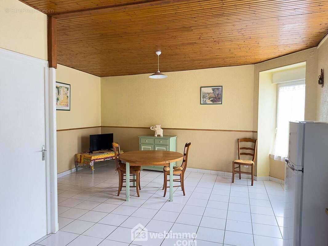 Pièce de vie de 28.85m² ouvert sur un espace cuisine. - Maison à SAINT-PIERRE-DES-ECHAUBROGNES