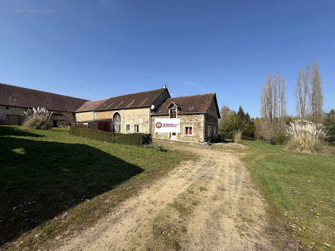 Maison à VILLAINES-LA-CARELLE
