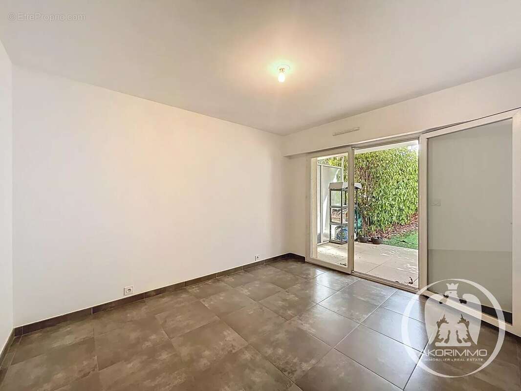 Appartement à SAINT-LAURENT-DU-VAR