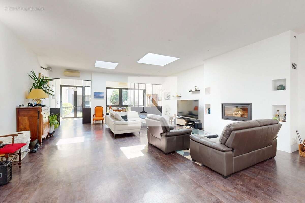 Maison 308 m² à Rochefort  - photo 3