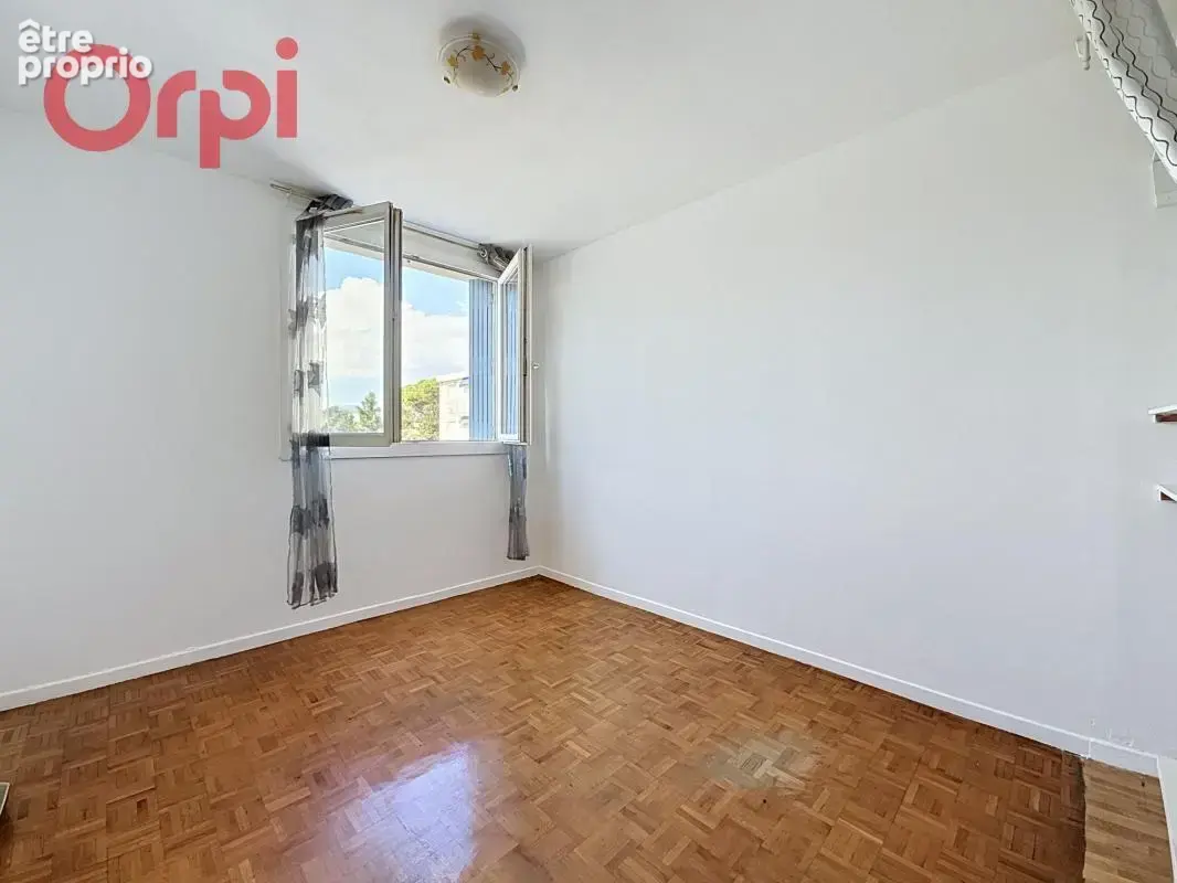 Appartement À Vendre 3 pièces La Seyne/mer - ascenseur - parking - DPE C - photo 5