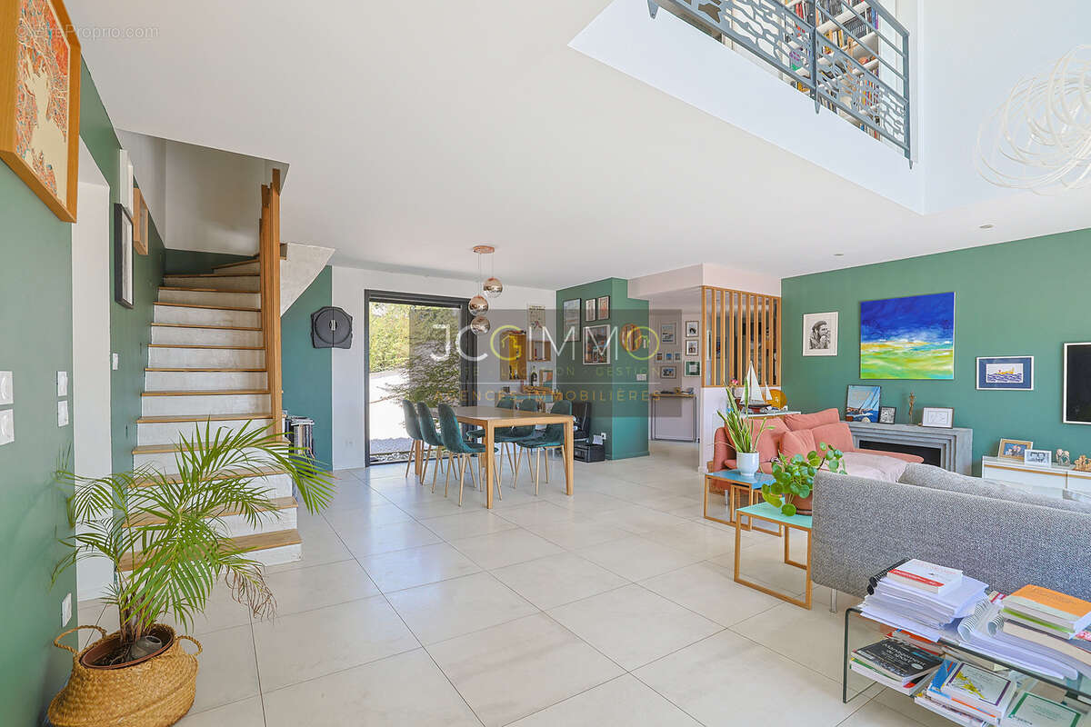 Villa contemporaine T5 de 150m2 habitables avec vue dominante, garage et piscine ! - photo 12