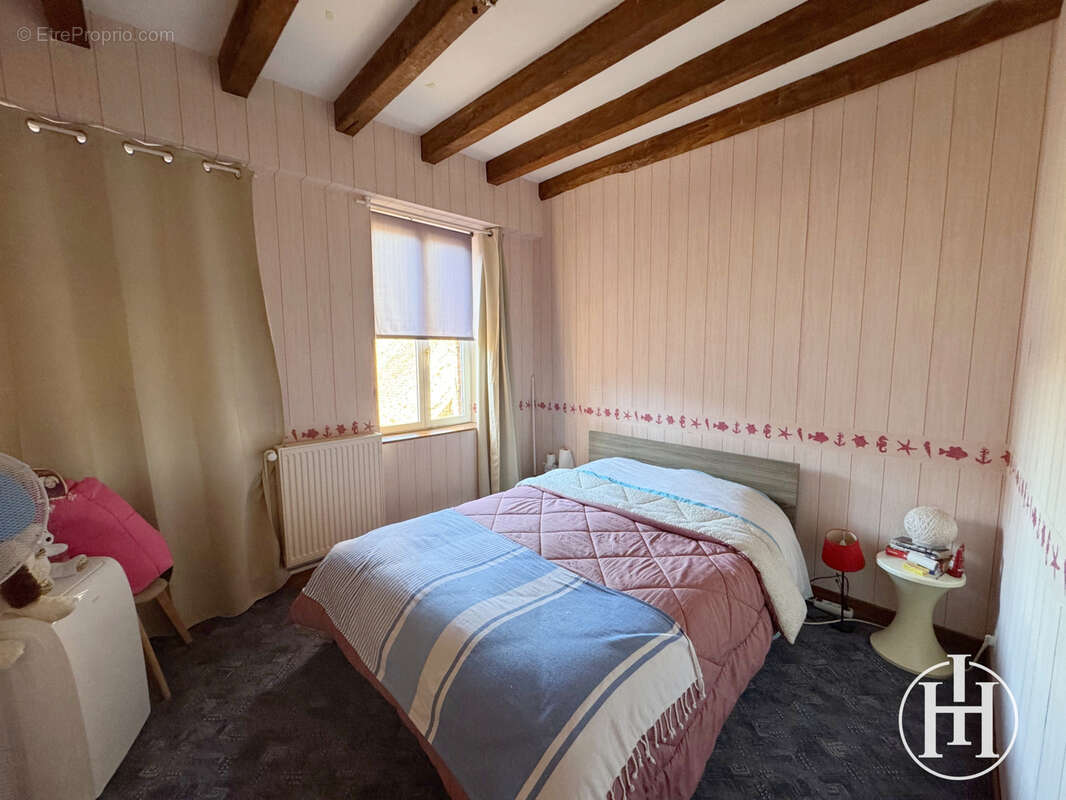 Maison à AINAY-LE-CHATEAU