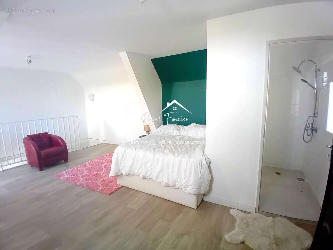 Chambre parentale + salle d&#039;eau  - Maison à DESCARTES