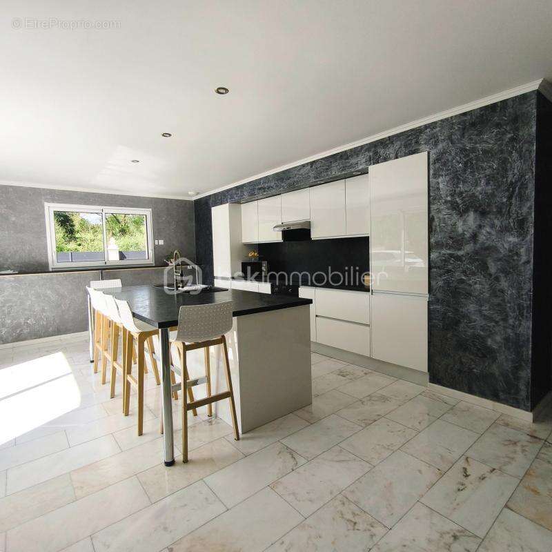 Maison à LE GENEST-SAINT-ISLE