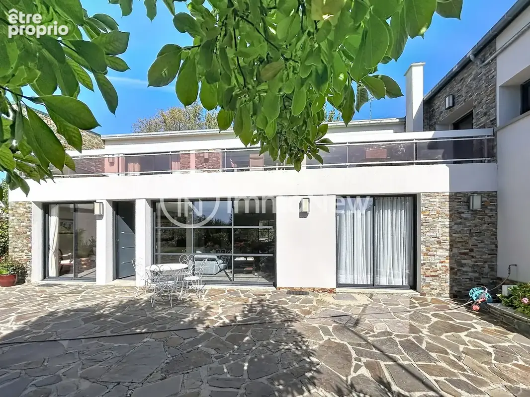 MAISON composée 7 pièces avec de beaux espaces, idéalement située, DONVILLE-LES-BAINS - photo 2