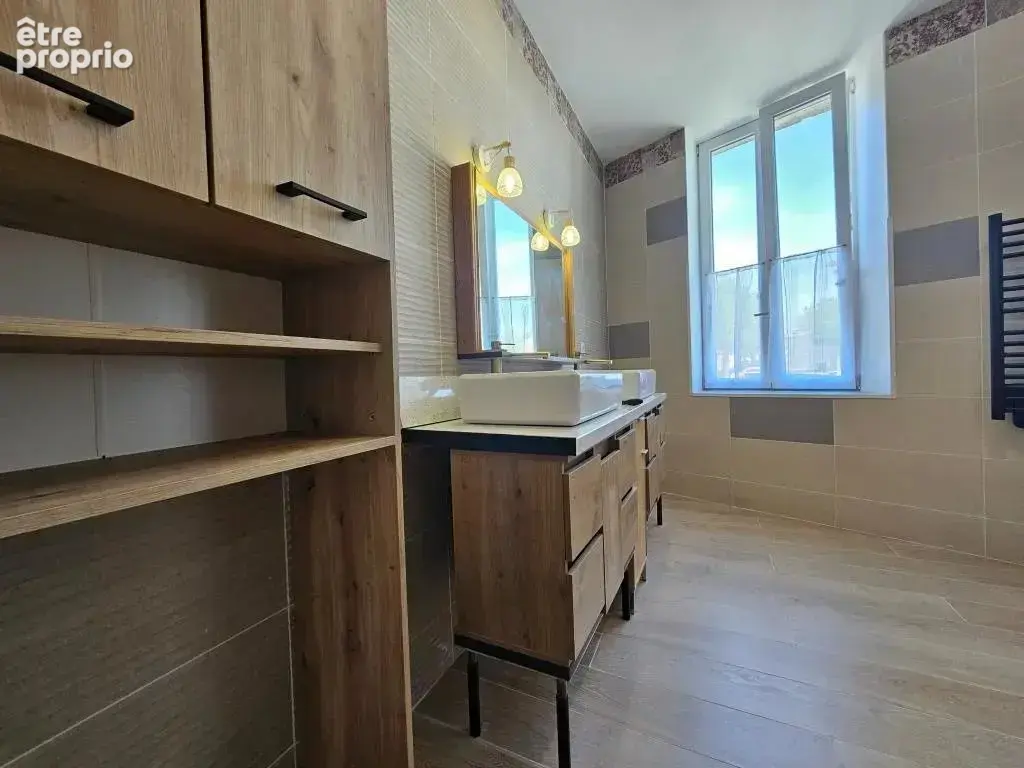 Maison centre bourg 130m2  -  3 chambres à Saint Savin - photo 3
