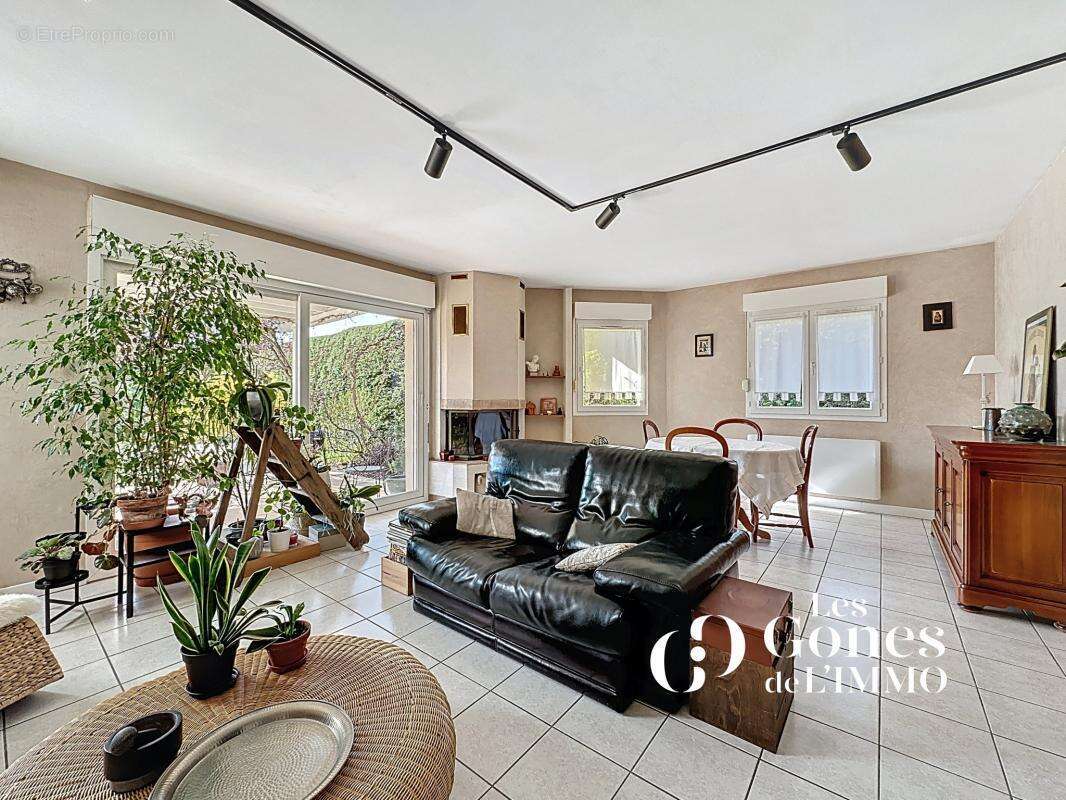 Maison à SAINT-GENIS-LES-OLLIERES