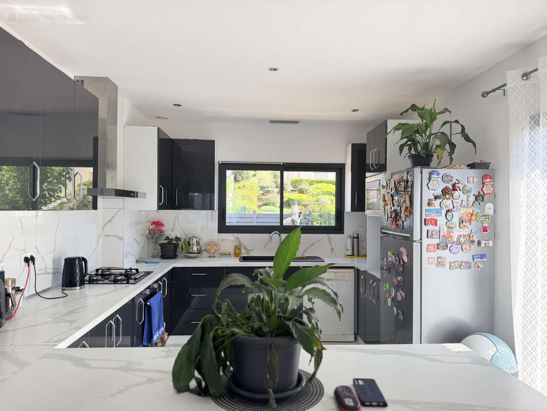 Maison 7 pièces de 164 m2 avec un grand garage et une piscine. - photo 4