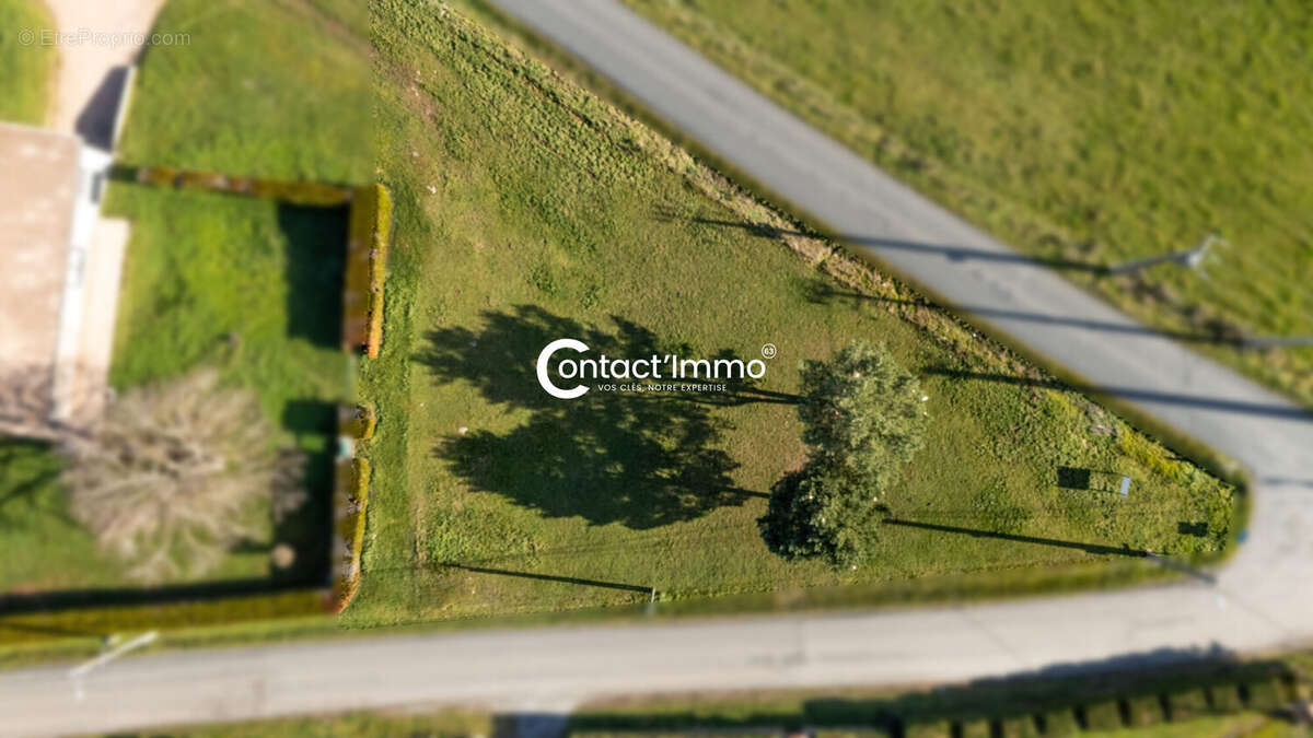 Terrain à CHARBONNIERES-LES-VIEILLES